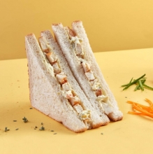 Club Sandwich με Κοτόπουλο, Καρότο, Αγγούρι και Σως Μαγιονέζα