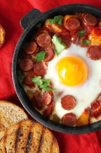 Αυγά Μάτια με Λουκάνικο Τσορίθο