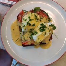 Bacon or Turkey Eggs Benedict
