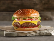 1 Cheeseburger + 1 Μερίδα Πατάτες Τηγανητές + 1 Pepsi 330ml