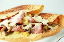 Κρέπα Gouda, Mozzarella, Φέτα και Ζαμπόν