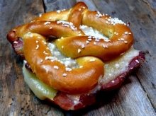 Bretzel Καπνιστή Μπριζόλα - Κρέμα Τυριού - Μανούρι - Αγγούρι