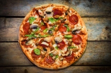 Πίτσα Κυπριακό Χαλούμι και Prosciutto (27x27)