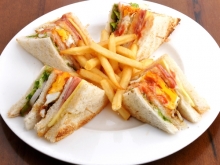 Club Sandwich Μπιφτέκι Κοτόπουλο