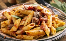 1 Μερίδα Πέννες Bolognese + 1 Αναψυκτικό 330ml επιλογής