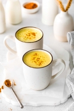 Yellow Latte με Γάλα Αμυγδάλου