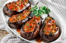 Μελιτζάνα Ψητή Γεμιστή με Τυριά