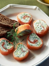 Καπνιστός Σολομός Τυλιγμένος σε Κρέμα Τυριού και Sauce Lime