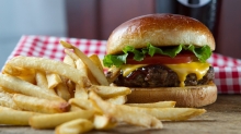 2 Bacon Cheeseburgers + 1 Μερίδα Πατάτες Cheddar - Bacon + 2 Coca Cola 500ml
