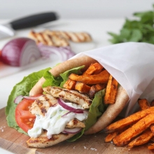 Πίτα Γίγας Μπιφτέκι Κοτόπουλο Γεμιστό με Gouda και Μπέικον