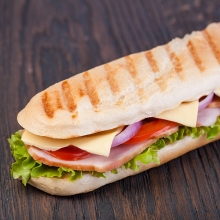 1 Σάντουιτς με Ψωμάκι ΓΙΓΑΣ + 1 Green Cola 330ml