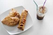 1 Καφές επιλογής + 1 Τυρόπιτα Τρίγωνη