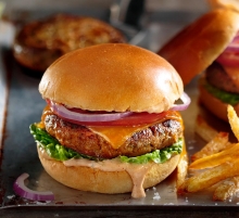 Burger με Μπιφτέκι Κοτόπουλο Γεμιστό
