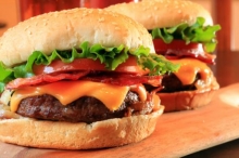 2 Hamburgers Σπέσιαλ + Πατάτες + 1 Αναψυκτικό 330ml