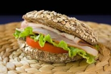 Μπαγκέτα με Φιλέτο Κοτόπουλο - Τυρί - Καλαμπόκι - Ντομάτα - Σως Caesars