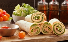 Αραβική Πίτα Καπνιστή Μπριζόλα, Ντοματίνια, Γραβιέρα, Φυστικοβούτυρο Crunchy, Ρόκα