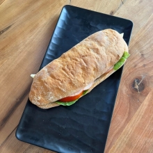 BLACK FRIDAY: 1 Πιτσόψωμο με Γαλοπούλα, Τυρί, Ντομάτα, Μαρούλι, Μαγιονέζα + 1 Αναψυκτικό 500ml επιλογής (-35%)