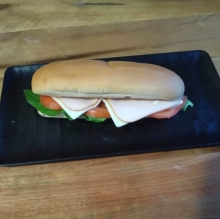 BLACK FRIDAY: 1 Λευκό Ψωμάκι με Γαλοπούλα, Τυρί, Ντομάτα, Μαρούλι, Μαγιονέζα + 1 Αναψυκτικό 500ml επιλογής (-35%)