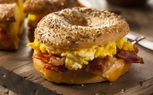 Bagel με Ομελέτα και Μπέικον