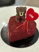 Τούρτα Καρδιά Red Velvet με Αρκουδάκι