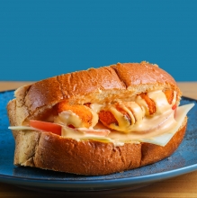 Brioche με Ομελέτα, Γαλοπούλα, Cheddar και Μαγιονέζα