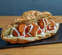 Κρουασάν Βουτύρου με Γαλοπούλα, Τυρί, Ντομάτα, Iceberg και Μαγιονέζα