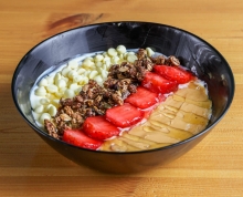 Γιαούρτι Όλυμπος με Φράουλα, Granola , Μαύρη Σοκολάτα και Μέλι