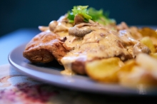 Σνίτσελ με Κρέμα Παρμεζάνα και Πατάτες