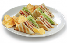 Club Sandwich με Πατατάκια