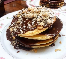 1 Καφές επιλογής + 1 Μερίδα Pancakes με Μερέντα και Τριμμένο Μπισκότο