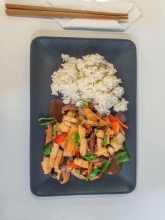 1 Μερίδα Chicken with Chinese Mushroom, Bamboo and Oyster Sauce + 1 Μερίδα Spring Rolls + 1 Αναψυκτικό επιλογής