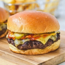1 Cheeseburger + Κρέπα Γλυκιά Σοκολάτα + Αναψυκτικό 330ml