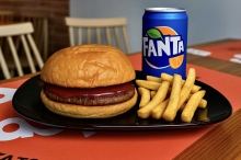 1 Burger με Smashed Μοσχαρίσιο Μπιφτέκι + Πατάτες Τηγανητές + 1 Αναψυκτικό επιλογής