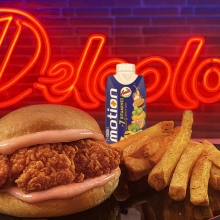 1 Burger με Τηγανητό Κοτόπουλο + Πατάτες Τηγανητές + 1 Αναψυκτικό επιλογής