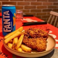 1 Kid Delooloo Κοτομπουκιές + Πατάτες Τηγανητές + 1 Αναψυκτικό επιλογής