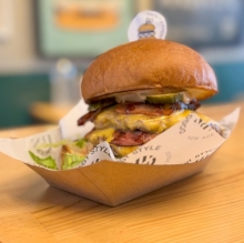 1 Smashed Burger με Πατάτες + 1 Αναψυκτικό 330ml επιλογής