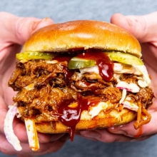 1 Pulled Pork Burger + Πατάτες + 1 Αναψυκτικό 330ml επιλογής
