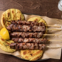 10 Σουβλάκια Χοιρινά + Μερίδα Πατάτες + Πίτες + 1 Coca-Cola 1lt