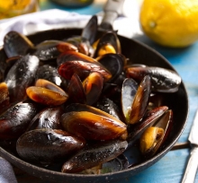 Μύδια με Φρέσκια με Ντομάτα και Σκόρδο