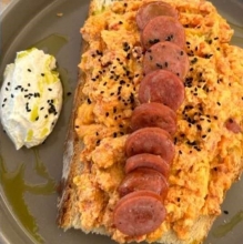 Scrambled Eggs με Λουκάνικο
