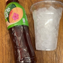 FuzeTea Black Ice Tea Peach - Hibiscus 500ml + Ποτήρι με Πάγο