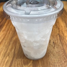 Ποτήρι με Τρίμμα Πάγο από Εμφιαλωμένο Νερό 500ml