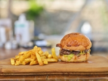 ΠΑΙΔΙΚΟ ΓΕΥΜΑ: Burger + Πατάτες + 1 Χυμός Amita Πορτοκάλι - Μήλο - Βερίκοκο 250ml