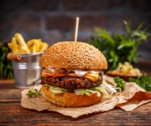 2 Burgers με Μπιφτέκι Χειροποίητο + Πατάτες + Αναψυκτικό 330ml