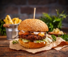 Burger Special με Διπλό Μπιφτέκι Γεμιστό με Τυρί Χειροποίητο