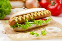 1 Hot Dog με Λουκάνικο, Πατατάκια, Κέτσαπ, Μουστάρδα, Μαγιονέζα + 1 Αναψυκτικό 330ml επιλογής