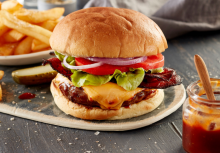 Potato Bun με Μπιφτέκι Χοιρινό, Σάλτσα BBQ, Cheddar, Πίκλα Αγγουράκι