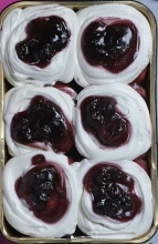 Premium Cinnamon Roll Red Velvet και Cheesecake Cream