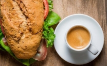 Καφές Επιλογής + Σάντουιτς Γαλοπούλα ή Ζαμπόν ή Κοτόπουλο - Τυρί - Ντομάτα - Μαρούλι - Αλοιφή Επιλογής