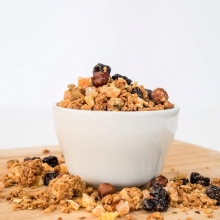 Γιαούρτι με Granola, Φουντούκι και Σταγόνες Μαύρης Σοκολάτας